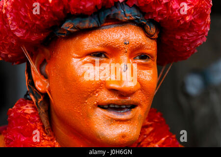 Munshiganj, au Bangladesh. 13 avr, 2017. Un dévot hindou bangladais prend part au festival du Kach Lal durant le dernier jour de la Calendrier Bengali. Une centaine d'année, la tradition, les dévots hindous prendre part à ce festival de danse. Dans ce festival, les jeunes hindous eux-mêmes la peinture de vermillon et d'assister à une procession holding épées car ils montrent la puissance contre le mal et nous nous réjouissons de la nouvelle année 1424 Bengali. Mostafigur Crédit : Mohammed Rahman/Alamy Live News Banque D'Images