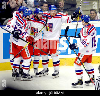 De gauche République tchèque Milan Doudera Sklenicka, David, Robin Hanzl (auteur du but), Jakub Lev et Dominik Kubalik célébrer un but au cours de la République tchèque contre la Norvège Euro Hockey Challenge jeu en Chomutov, République tchèque, le 13 avril 2017. (CTK) Zavoral Libor/Photo Banque D'Images