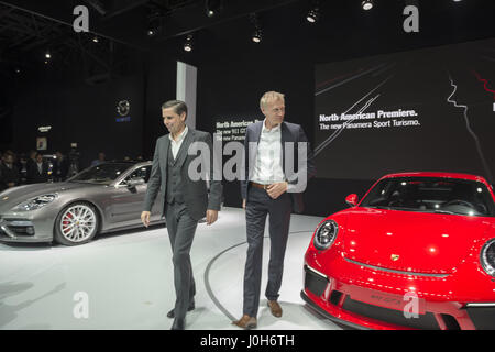 Manhattan, New York, USA. 12 avr, 2017. L-R, KLAUS ZELLMER, président et chef de la direction de Porsche Cars North America, Inc, et Andreas PREUNINGER, directeur du projet GT Porsche AG, introduire deux nouvelles voitures faisant leur première nord-américaine : Panamera Sport Turisomo (silver car sur la gauche) et 911 GT3 (voiture rouge à droite) au cours de la conférence de presse de Porsche au New York International Auto Show, NYIAS, au cours de la première journée de la presse au Javits Center. Credit : Ann Parry/ZUMA/Alamy Fil Live News Banque D'Images