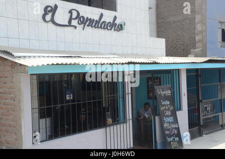 Lima, Pérou. Feb, 2017 5. Le restaurant Populacho à Villa María del Triunfo, un quartier pauvre de Lima, Pérou, le 5 février 2017. Le restaurant propose des plats de haute cuisine à des tarifs qui sont conçus pour être accessibles à tous. Photo : Georg Ismar/dpa/Alamy Live News Banque D'Images