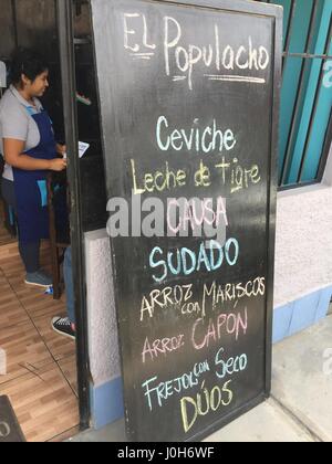 Lima, Pérou. Feb, 2017 5. Un conseil avec les plats du jour dans le restaurant Populacho à Villa María del Triunfo, un quartier pauvre de Lima, Pérou, le 5 février 2017. Le restaurant propose des plats de haute cuisine à des tarifs qui sont conçus pour être accessibles à tous. Photo : Georg Ismar/dpa/Alamy Live News Banque D'Images