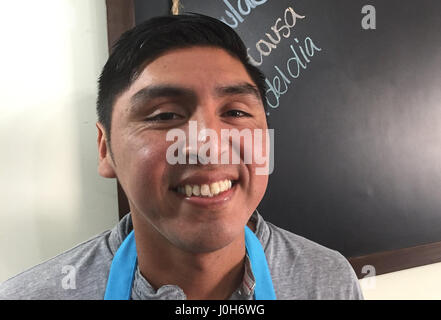 Lima, Pérou. Feb, 2017 5. Chef et propriétaire Ronald Carhuas Populacho dans le restaurant de l'établissement Villa María del Triunfo, un quartier pauvre de Lima, Pérou, le 5 février 2017. Le restaurant propose des plats de haute cuisine à des tarifs qui sont conçus pour être accessibles à tous. Photo : Georg Ismar/dpa/Alamy Live News Banque D'Images