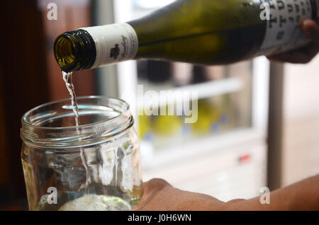 Lima, Pérou. Feb, 2017 5. Un Riesling australien est versé dans un verre dans le restaurant Populacho à Villa María del Triunfo, un quartier pauvre de Lima, Pérou, le 5 février 2017. Le restaurant propose des plats de haute cuisine à des tarifs qui sont conçus pour être accessibles à tous. Photo : Georg Ismar/dpa/Alamy Live News Banque D'Images