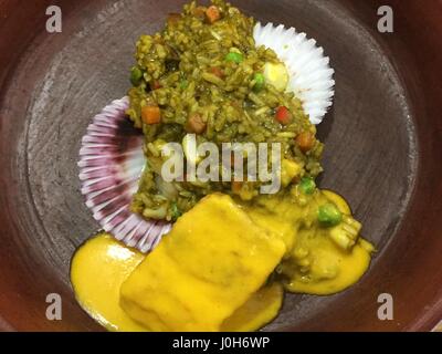 Lima, Pérou. Feb, 2017 5. Un plat de riz et de poisson dans le restaurant Populacho à Villa María del Triunfo, un quartier pauvre de Lima, Pérou, le 5 février 2017. Le restaurant propose des plats de haute cuisine à des tarifs qui sont conçus pour être accessibles à tous. Photo : Georg Ismar/dpa/Alamy Live News Banque D'Images