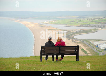 Portland, UK. 13 avr, 2017. Météo France : Les gens aiment le soleil de fin d'après-midi, le long de la plage de Chesil, à partir du point le plus haut sur l'Île de Portland Crédit : Stuart fretwell/Alamy Live News Banque D'Images