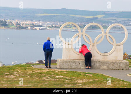 Portland, UK. 13 avr, 2017. Météo France : Les gens aiment le soleil de fin d'après-midi, le long de la plage de Chesil, à partir du point le plus haut sur l'Île de Portland Crédit : Stuart fretwell/Alamy Live News Banque D'Images