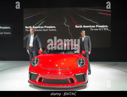 Manhattan, USA. 12 avr, 2017. R-L, KLAUS ZELLMER, président et chef de la direction de Porsche Cars North America, Inc, et Andreas PREUNINGER, directeur du projet GT Porsche AG, introduire deux nouvelles voitures faisant leur première nord-américaine : Panamera Sport Turisomo (silver car sur la gauche) et 911 GT3 (voiture rouge à droite) au cours de la conférence de presse de Porsche au New York International Auto Show, NYIAS, au cours de la première journée de la presse au Javits Center. Credit : Ann E Parry/Alamy Live News Banque D'Images