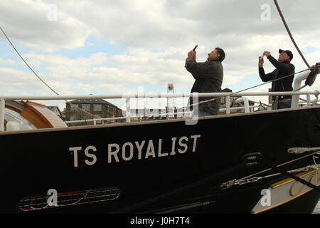 Londres, Royaume-Uni. 13 avr, 2017. Vu les gens à prendre des photos à bord du TS royaliste, amarré au quai de Woolwich. Autour de 40 grands navires devraient naviguer la Tamise à Greenwich, marquant le 150e anniversaire de la Confédération canadienne. Pour le dernier week-end de Pâques, du 13 au 16 avril 2017, les navires seront ancrées à la Maritime Greenwich Site du patrimoine mondial de l'Unesco dans le centre-ville de Greenwich, et à l'Arsenal royal de Woolwich Riverside avant leur départ pour Québec, Canada, via le Portugal, aux Bermudes et à Boston. Crédit : David Mbiyu/Alamy Live News Banque D'Images