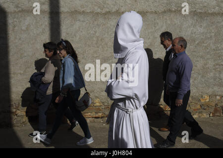 Villarrin De Campos, Zamora, Espagne. 13 avr, 2017. Pénitents prendre part à la procession Carrera par la Vera Cruz fraternité dans Villarrin de Campos, village près de Zamora, Espagne, le jeudi 13 avril, 2017. Des centaines de processions ont lieu tout au long de l'Espagne pendant la Semaine Sainte de Pâques. Credit : Manuel Balles/ZUMA/Alamy Fil Live News Banque D'Images