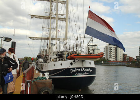 Londres, Royaume-Uni - April​ ​13 : Le Pedro Doncker vu amarré au quai Woolwich Arsenal lors de la Régate de 2017. Autour de 40 grands navires devraient naviguer la Tamise à Greenwich, marquant le 150e anniversaire de la Confédération canadienne. Pour le dernier week-end de Pâques, du 13 au 16 avril 2017, les navires seront ancrées à la Maritime Greenwich Site du patrimoine mondial de l'Unesco dans le centre-ville de Greenwich, et à l'Arsenal royal de Woolwich Riverside avant leur départ pour Québec, Canada, via le Portugal, aux Bermudes et à Boston. © David Mbiyu/Alamy Live News Banque D'Images