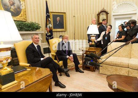 Président américain Donald Trump et le Secrétaire général de l'OTAN, Jens Stoltenberg avant leur réunion bilatérale dans le bureau ovale de la Maison Blanche le 12 avril 2017 à Washington, DC. Banque D'Images