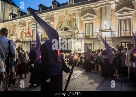 Madrid, Espagne. 13 avril, 2017. Dans la Semaine Sainte, une procession de la Macarena sur les rues Crédit : Alberto Ramírez Sibaja/Alamy Live News Banque D'Images