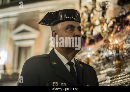 Madrid, Espagne. 13 avril, 2017. Dans la Semaine Sainte, une procession de la Macarena sur les rues Crédit : Alberto Ramírez Sibaja/Alamy Live News Banque D'Images