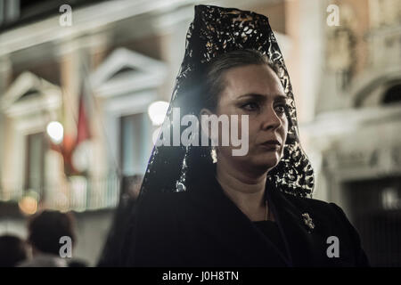 Madrid, Espagne. 13 avril, 2017. Dans la Semaine Sainte, une procession de la Macarena sur les rues Crédit : Alberto Ramírez Sibaja/Alamy Live News Banque D'Images