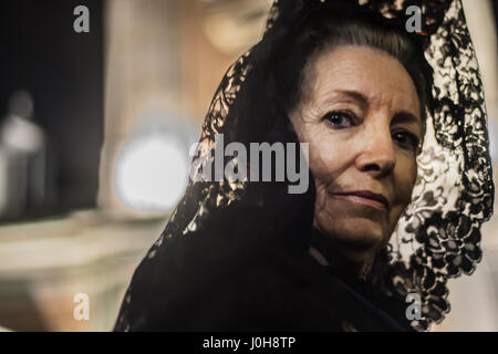 Madrid, Espagne. 13 avril, 2017. Dans la Semaine Sainte, une procession de la Macarena sur les rues Crédit : Alberto Ramírez Sibaja/Alamy Live News Banque D'Images