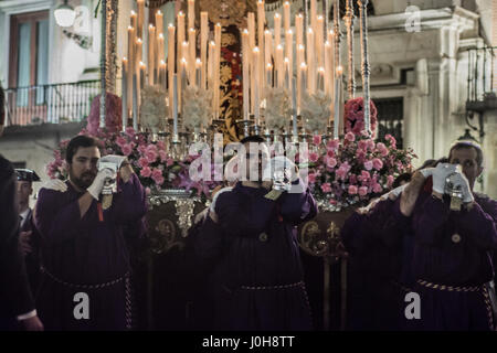 Madrid, Espagne. 13 avril, 2017. Dans la Semaine Sainte, une procession de la Macarena sur les rues Crédit : Alberto Ramírez Sibaja/Alamy Live News Banque D'Images