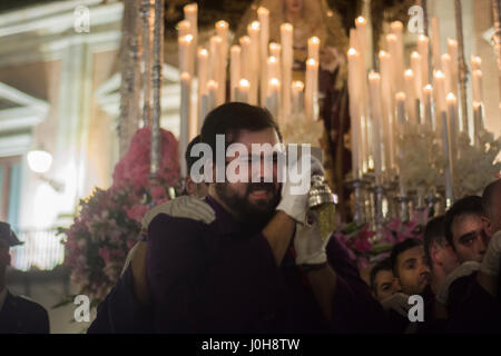 Madrid, Espagne. 13 avril, 2017. Dans la Semaine Sainte, une procession de la Macarena sur les rues Crédit : Alberto Ramírez Sibaja/Alamy Live News Banque D'Images