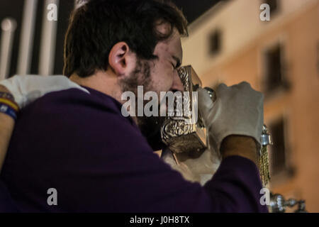 Madrid, Espagne. 13 avril, 2017. Dans la Semaine Sainte, une procession de la Macarena sur les rues Crédit : Alberto Ramírez Sibaja/Alamy Live News Banque D'Images