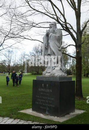 Berlin. 13 avr, 2017. Photo prise le 13 avril 2017 montre une statue de Confucius par le jardin chinois 'De Yue Yuan' dans les jardins du monde dans l'Est de Berlin, Allemagne. Credit : Shan Yuqi/Xinhua/Alamy Live News Banque D'Images
