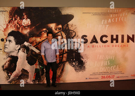 Mumbai, Inde. 13 avril, 2017. Sachin Tendulkar lance le trailer de son prochain film Sachin : un milliard de rêves à Juhu PVR le 13 avril 2017 à Mumbai, Inde. Credit : Chirag Wakaskar/Alamy Live News Banque D'Images