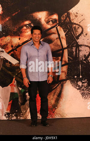 Mumbai, Inde. 13 avril, 2017. Sachin Tendulkar lance le trailer de son prochain film Sachin : un milliard de rêves à Juhu PVR le 13 avril 2017 à Mumbai, Inde. Credit : Chirag Wakaskar/Alamy Live News Banque D'Images