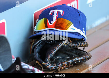 Anaheim, Californie, USA. 13 avril 2017 : un gant et les Texas Rangers reste dans l'étang dans le jeu entre les Texas Rangers et Los Angeles Angels of Anaheim, Angel Stadium d'Anaheim, CA, photographe : Peter Renner and Co Crédit : Cal Sport Media/Alamy Live News Banque D'Images