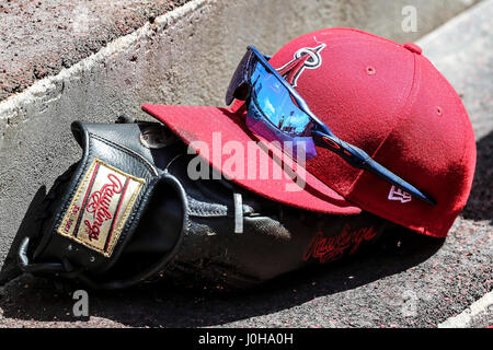 Anaheim, Californie, USA. 13 avril 2017 : Un ange player's cap et reste sur l'étang-réservoir gants étapes dans le jeu entre les Texas Rangers et Los Angeles Angels of Anaheim, Angel Stadium d'Anaheim, CA, photographe : Peter Renner and Co Crédit : Cal Sport Media/Alamy Live News Banque D'Images