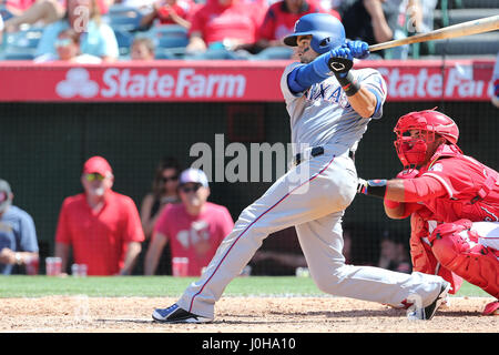 Anaheim, Californie, USA. 13 avril 2017 : Texas Rangers catcher Robinson Chirinos # 61 regarde son simple à droite dans le jeu entre les Texas Rangers et Los Angeles Angels of Anaheim, Angel Stadium d'Anaheim, CA, photographe : Peter Renner and Co Crédit : Cal Sport Media/Alamy Live News Banque D'Images