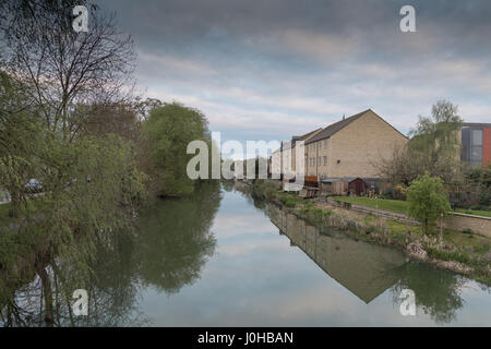 Stamford, au Royaume-Uni. 14 avr, 2017. Stamford, Lincolnshire, Royaume-Uni. Vendredi 14 avril 2017. UK : météo nuageux commencent à bon vendredi et le week-end de Pâques. D'autres nuages nuageux est prévu. Credit : WansfordPhoto/Alamy Live News Banque D'Images