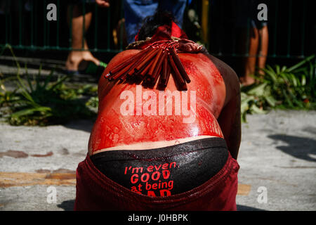 Aux Philippines. 14 avr, 2017. Des centaines de pénitents marchaient sous le soleil de midi à San Fernando, Pampanga, au cours de l'Assemblée bon vendredi Maleldo festival comme ils sacrifient leur corps pour leur foi. La flagellation et de la crucifixion a été découragé par l'église catholique mais dévots ont continué la tradition depuis des décennies. Crédit : J Gerard Seguia/ZUMA/Alamy Fil Live News Banque D'Images