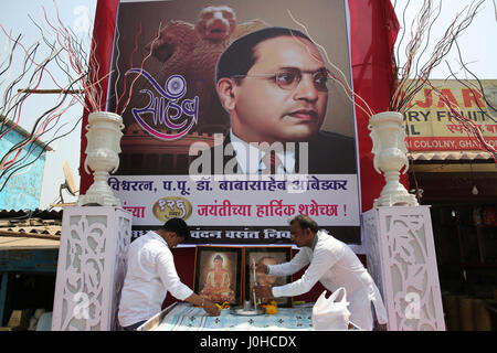 Mumbai, Inde. 14 avr, 2017. Les hommes font des préparatifs pour Dr BR Ambedkar 126e anniversaire célébré aujourd'hui le 14 avril 2017 à Mumbai, Inde. Credit : Chirag Wakaskar/Alamy Live News Banque D'Images