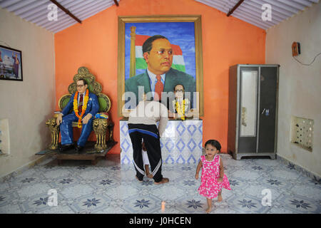 Mumbai, Inde. 14 avr, 2017. Une famille pose pour une photo avec l'état de Dr BR Ambedkar sur son 126e anniversaire célébré aujourd'hui le 14 avril 2017 à Mumbai, Inde. Credit : Chirag Wakaskar/Alamy Live News Banque D'Images