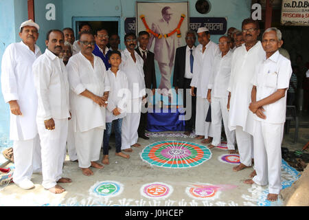 Mumbai, Inde. 14 avr, 2017. Une famille pose pour une photo avec une photo du Dr BR Ambedkar sur son 126e anniversaire célébré aujourd'hui le 14 avril 2017 à Mumbai, Inde. Credit : Chirag Wakaskar/Alamy Live News Banque D'Images