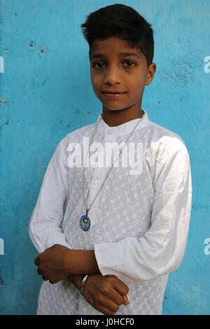 Mumbai, Inde. 14 avr, 2017. Un garçon pose pour une photo avec l'état de Dr BR Ambedkar sur son 126e anniversaire célébré aujourd'hui le 14 avril 2017 à Mumbai, Inde. Credit : Chirag Wakaskar/Alamy Live News Banque D'Images