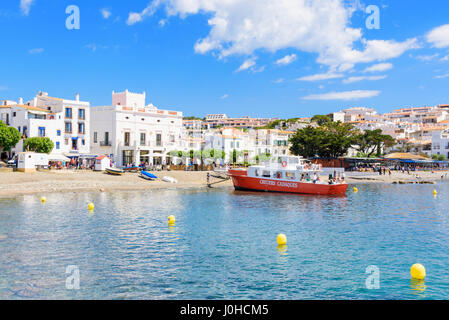 La plage pittoresque de Cadaqués et le bord de la ville sur la Costa Brava, en Catalogne, Espagne Banque D'Images