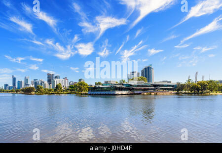 Vue sur les toits de la ville de Perth au Ku de Ta dans le point sur le point du développement, Fraser, Perth, Australie occidentale Banque D'Images