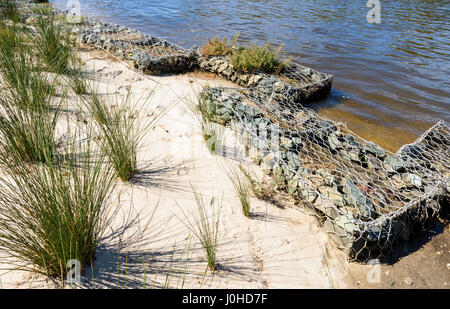 Pierre d'enrochement gabions remplis des cages pour l'environnement banque rivière stabalisation le long de l'estran de Perth, Australie occidentale Banque D'Images