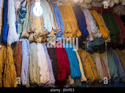 Pour les tapis de laine teints sur le vieux bazar de Kashan, ville capitale de comté de Kashan en Iran Banque D'Images