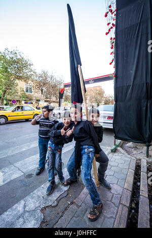 Les garçons iraniens qui pose pour photo sur le vieux bazar de Kashan, ville capitale de comté de Kashan en Iran Banque D'Images