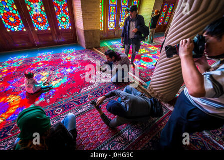 Les touristes prend des photos de bébé iranien dans ce qu'on appelle Rose Mosquée (Mosquée Nasir ol Molk) dans Gowad-e-Araban district de la ville de Shiraz en Iran Banque D'Images