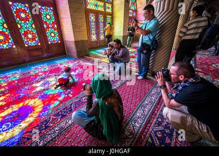 Les touristes prend des photos de bébé iranien dans ce qu'on appelle Rose Mosquée (Mosquée Nasir ol Molk) dans Gowad-e-Araban district de la ville de Shiraz en Iran Banque D'Images