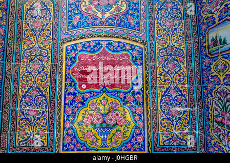 Détails du mur carrelé en Rose Mosquée (Mosquée Nasir ol Molk) dans Gowad-e-Araban district de Chiraz, ville capitale de la province du Fars en Iran Banque D'Images