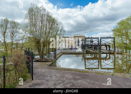 Vue de l'élévateur à bateau Anderton près du village d'Anderton à Northwich, Cheshire Banque D'Images