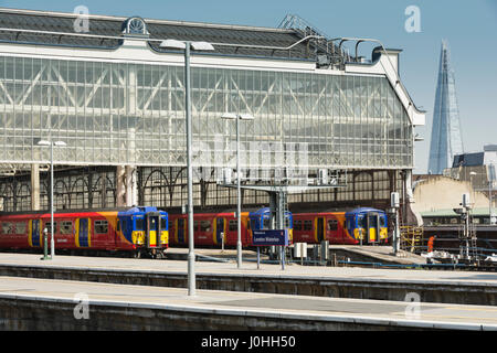 South West Trains quittant la gare de Waterloo sur une journée ensoleillée Banque D'Images