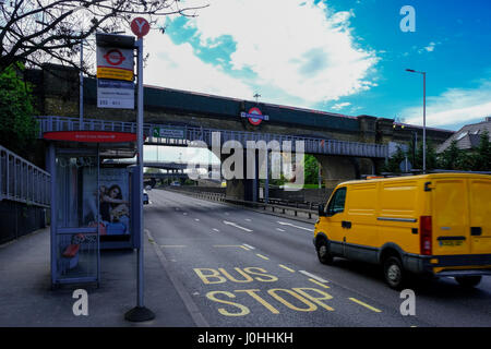 Accès La station de métro Brent Cross Banque D'Images