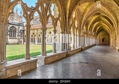 Bayonne, France - 22 juin 2016 : des arcs gothiques et des piliers dans le cloître de la cathédrale Sainte-Marie de Bayonne Banque D'Images