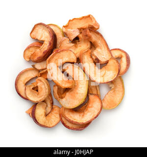 Vue de dessus les morceaux de pommes séchés isolated on white Banque D'Images