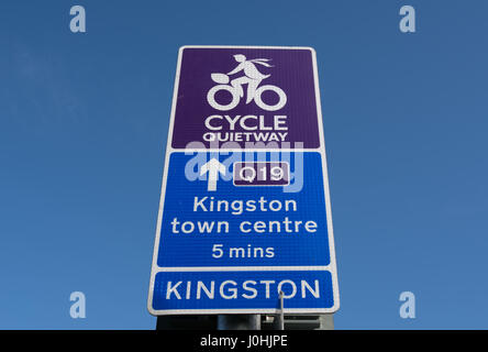 Quietway cycle signe avec l'orientation et de temps pour le centre-ville de Kingston, Kingston upon Thames, Surrey, Angleterre Banque D'Images