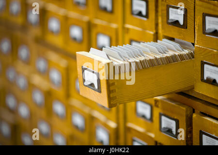 Bibliothèque jaune ou archive catalogue de référence ouvert avec tiroir de carte. Banque D'Images