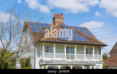 Panneaux solaires sur le toit d'une maison au Royaume-Uni. Banque D'Images